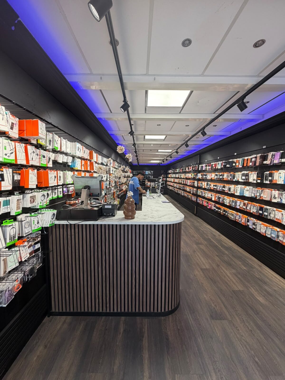 Het interieur van Ilko Telecom: de balie met daarachter wanden vol hoesjes en accessoires.