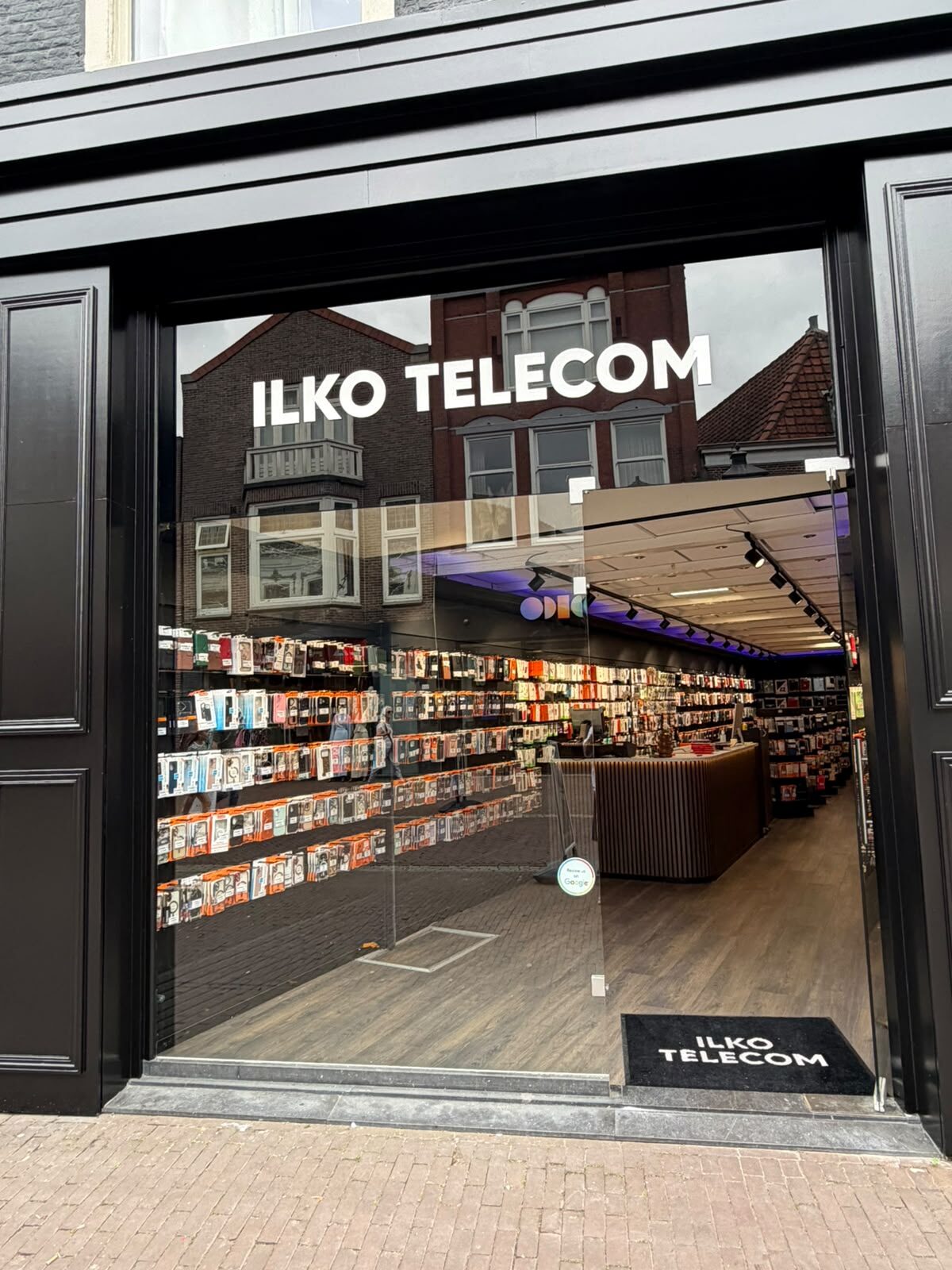 De pui van Ilko Telecom aan de Grote Noord 43 in Hoorn, met de etalage vol telefoonhoesjes.